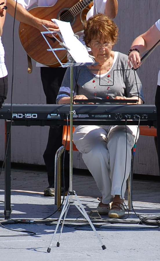 [dsc_5627a.jpg] Janet Cameron on keyboards
