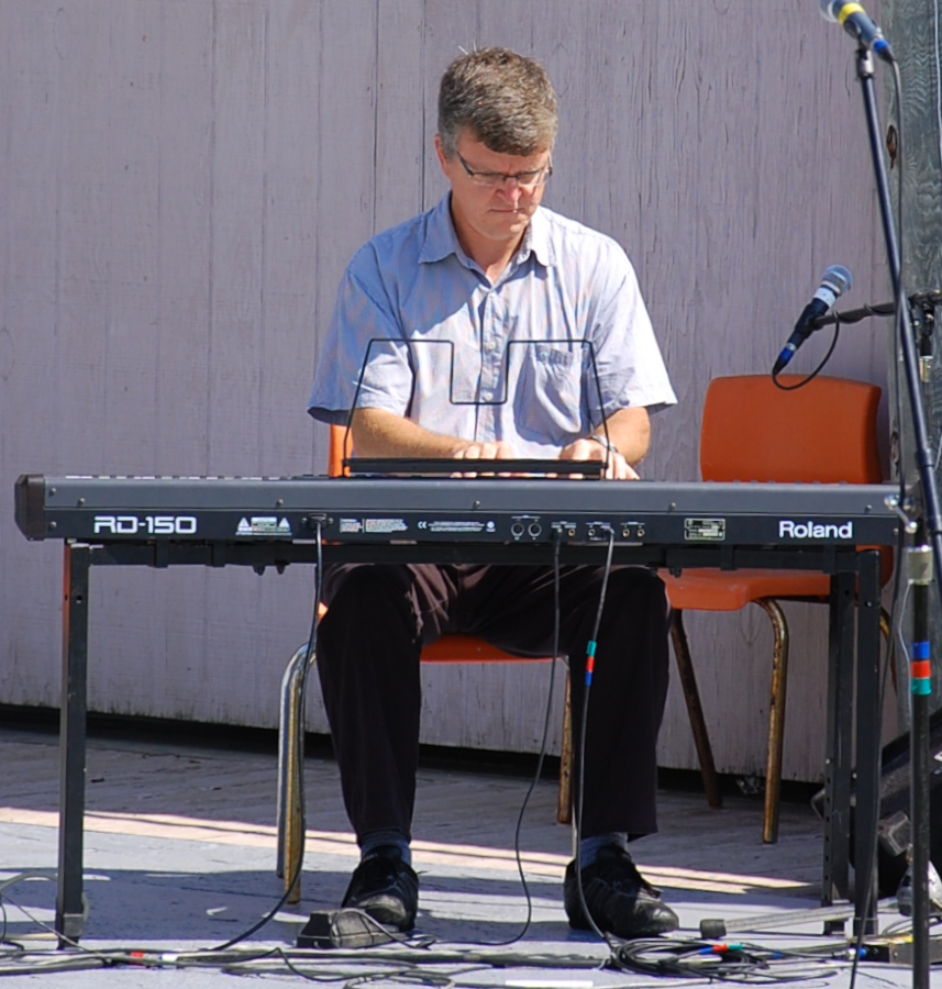 [dsc_5665.jpg] Lawrence Cameron on solo keyboards