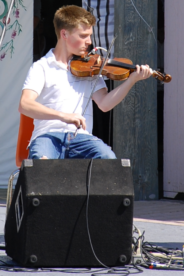 [dsc_5675.jpg] Douglas Cameron on fiddle
