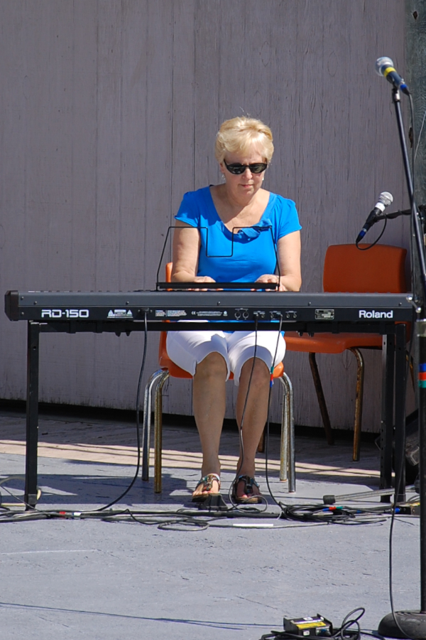[dsc_5692.jpg] Betty Lou Beaton on keyboards