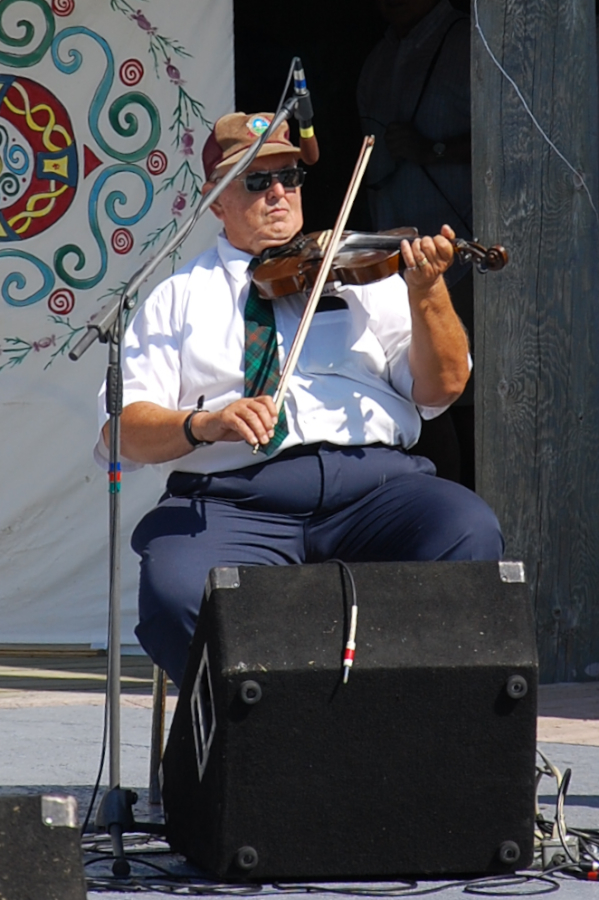[dsc_5711.jpg] Donaldson MacLeod on fiddle