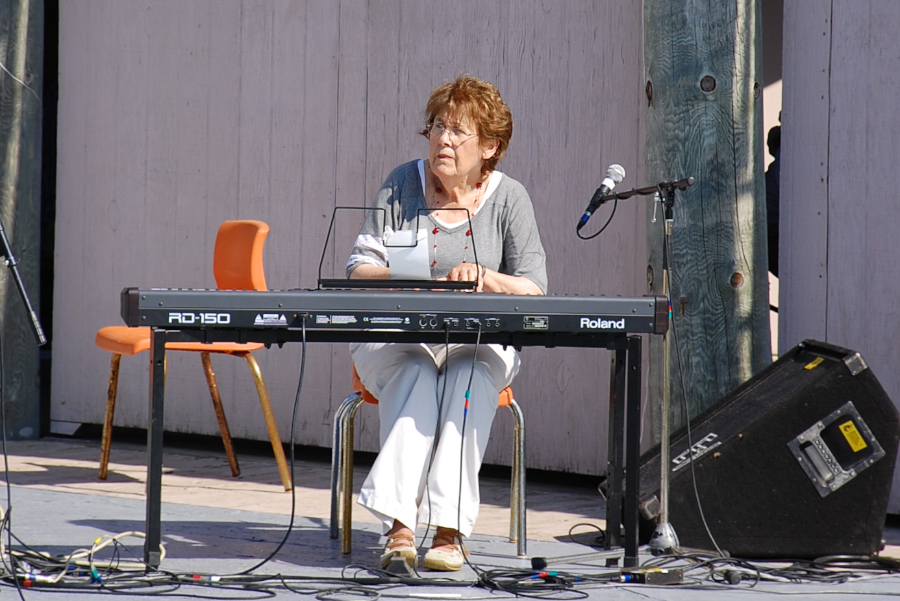 [dsc_5785.jpg] Janet Cameron on keyboards