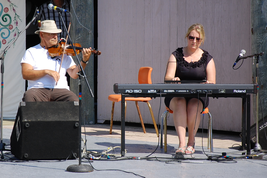 [dsc_5787.jpg] Stan Chapman on fiddle accompanied by Susan MacLean on keyboards