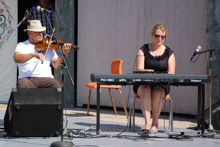[dsc_5788.jpg] Stan Chapman on fiddle accompanied by Susan MacLean on keyboards