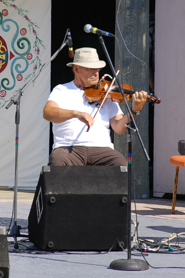 [dsc_5792.jpg] Stan Chapman on fiddle