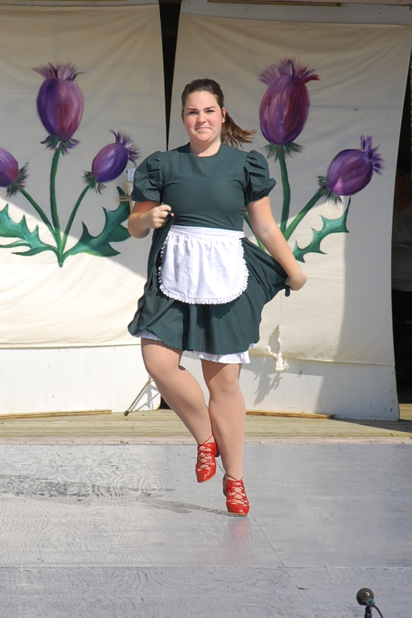 [dsc_5801.jpg] Danielle LeBlanc dancing an Irish jig