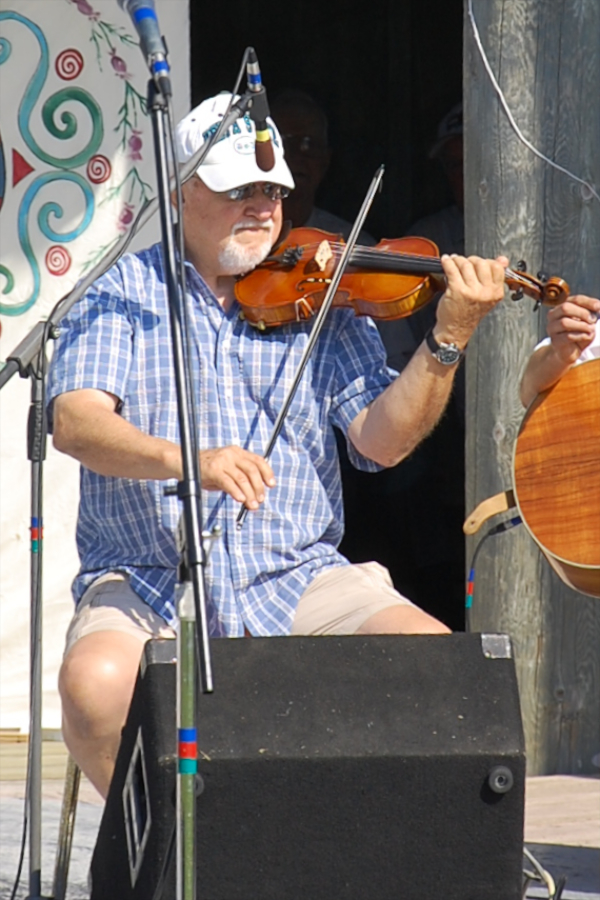 [dsc_5807.jpg] Mickey Davis on fiddle