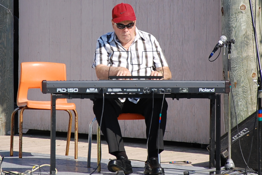[dsc_5812.jpg] Doug MacPhee on solo keyboards