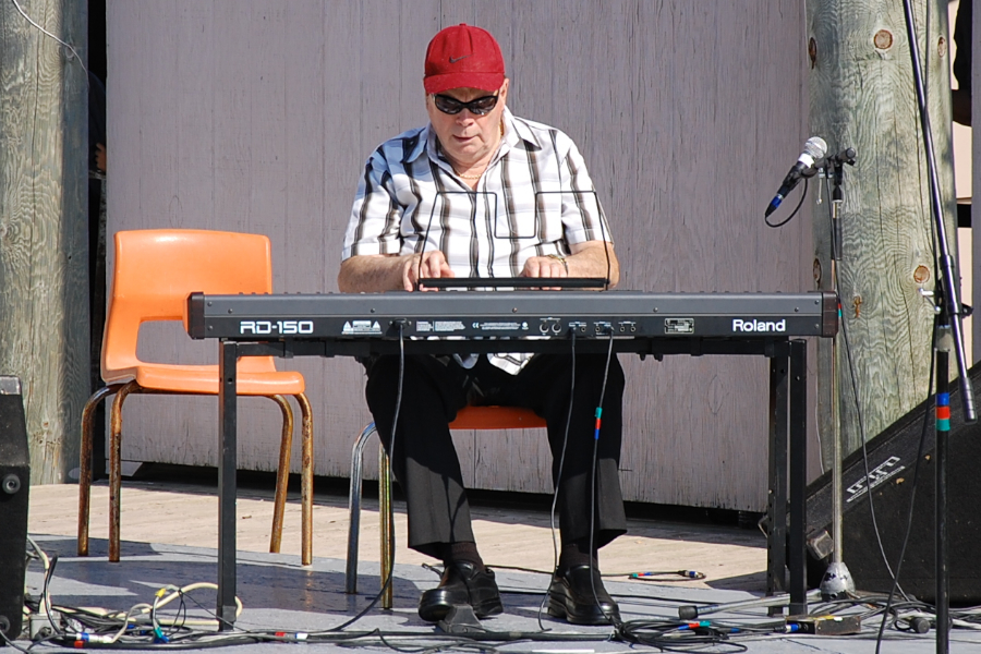 [dsc_5815.jpg] Doug MacPhee on solo keyboards