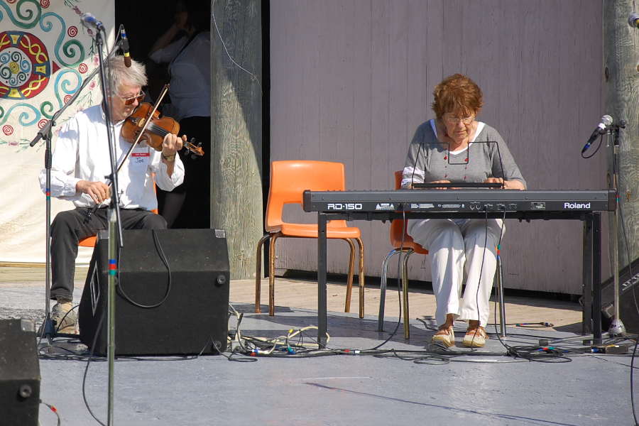 [dsc_5832.jpg] Joe Peter MacLean on fiddle accompanied by Janet Cameron on keyboards