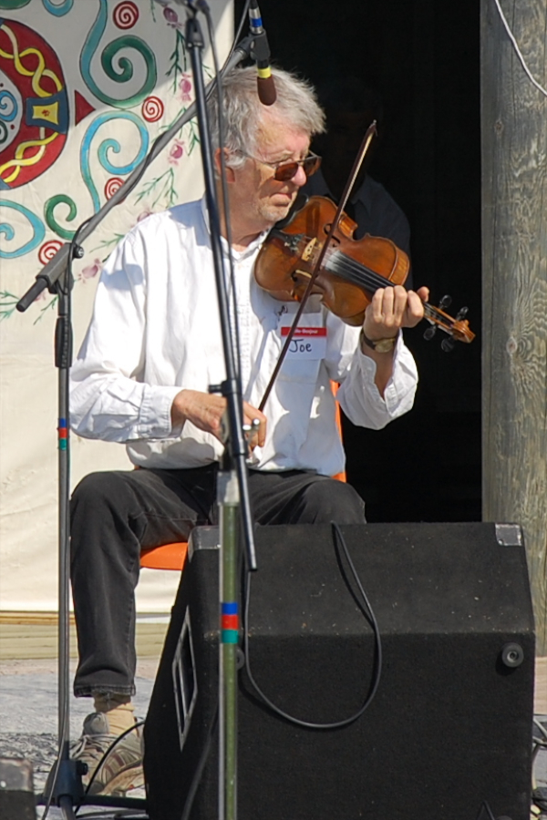 [dsc_5834.jpg] Joe Peter MacLean on fiddle