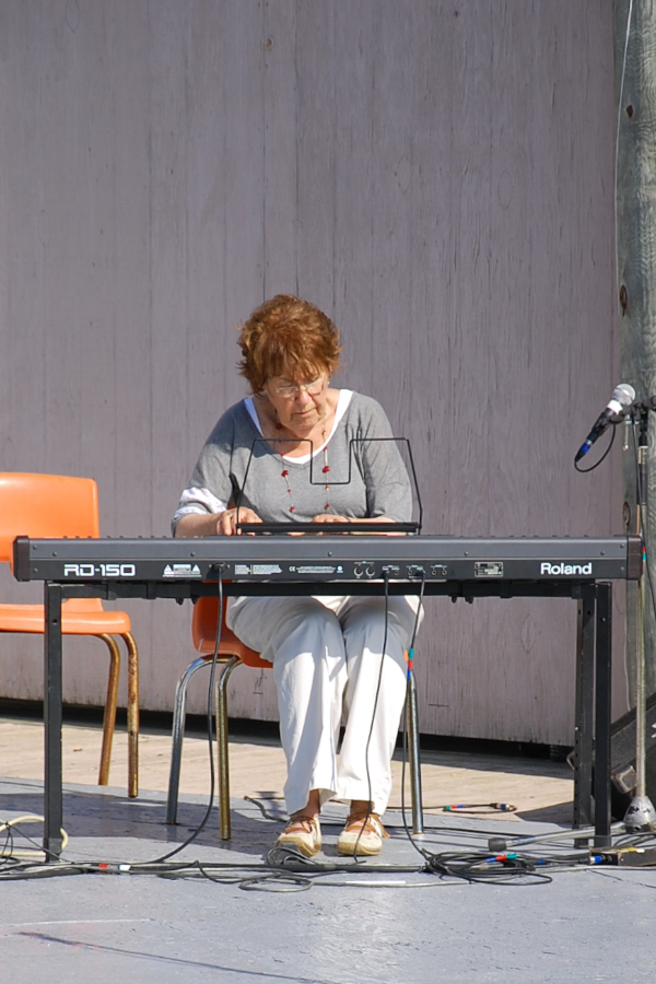[dsc_5835.jpg] Janet Cameron on keyboards