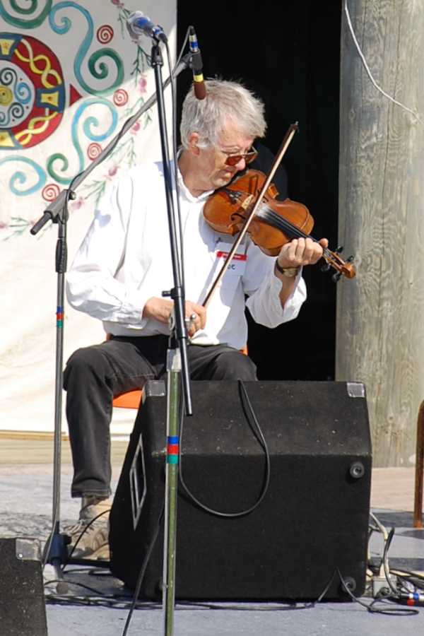 [dsc_5837.jpg] Joe Peter MacLean on fiddle