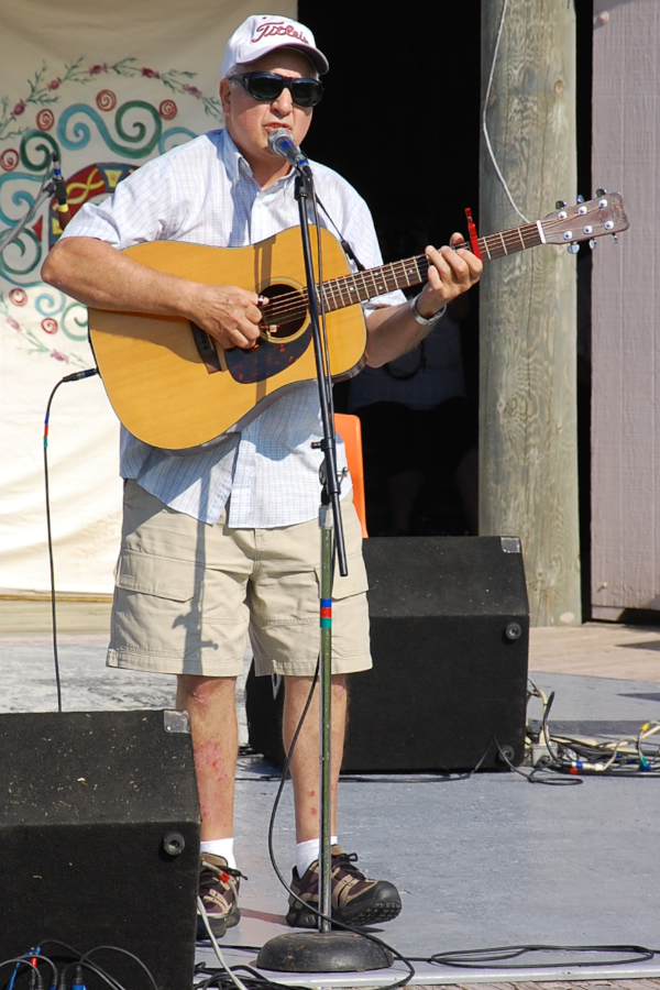 [dsc_5846.jpg] Lawrence Martell singing self-accompanied on guitar