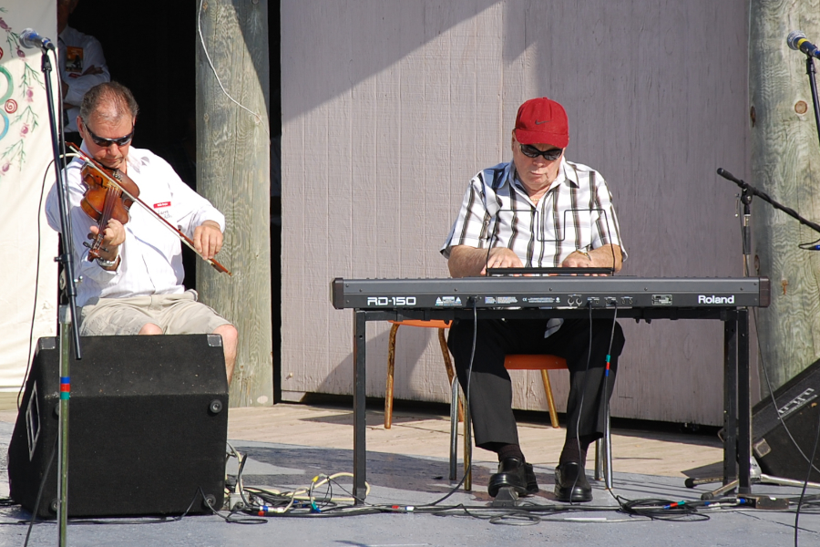 [dsc_5849.jpg] Larry Parks on fiddle accompanied by Doug MacPhee on keyboards