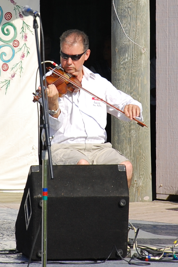 [dsc_5852.jpg] Larry Parks on fiddle