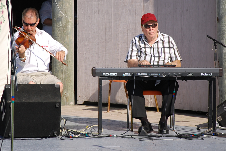 [dsc_5854.jpg] Larry Parks on fiddle accompanied by Doug MacPhee on keyboards