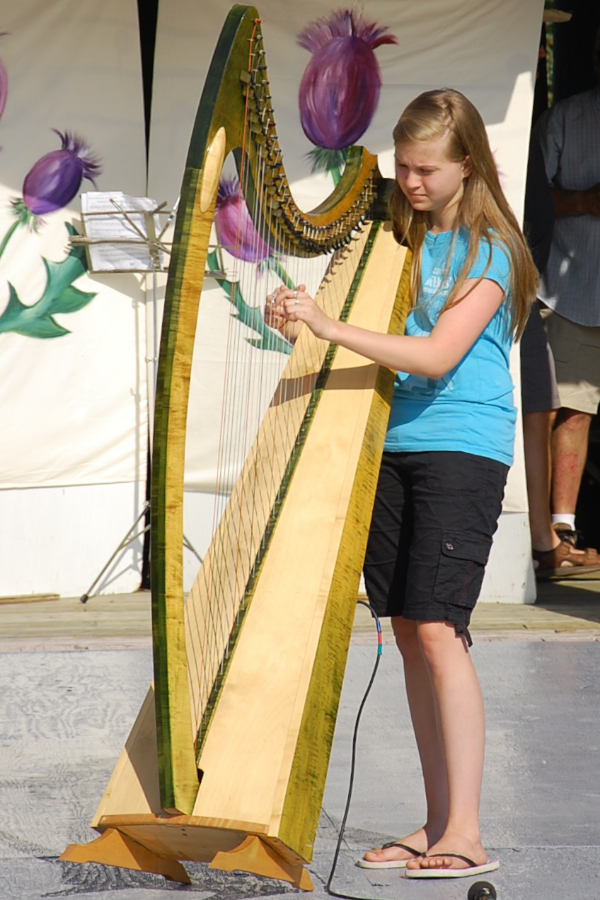 [dsc_5857.jpg] Alexandria Samson on harp