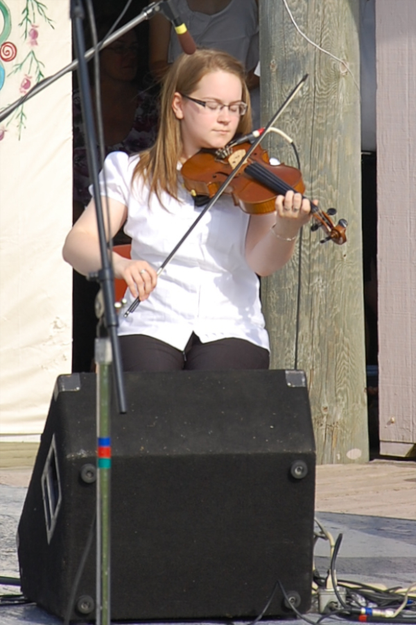 [dsc_5863.jpg] Mikayla MacNeil on fiddle
