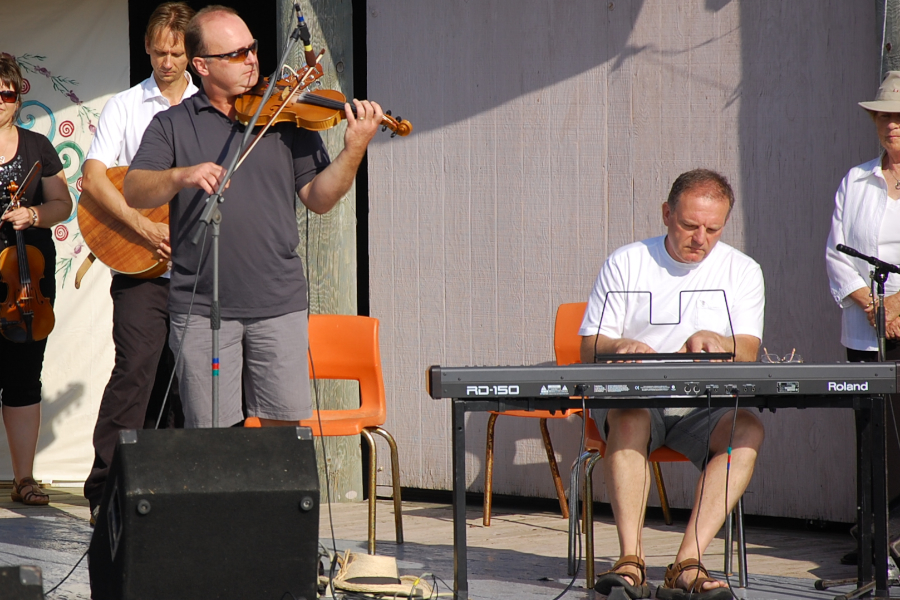 [dsc_5884.jpg] Kyle MacNeil plays the tribute selection on fiddle accompanied by Sheumas MacNeil on keyboards