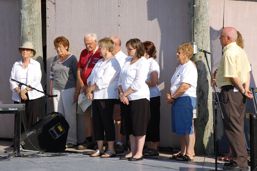 [dsc_5885.jpg] Cape Breton Fiddlers’ Association directors during the tribute number