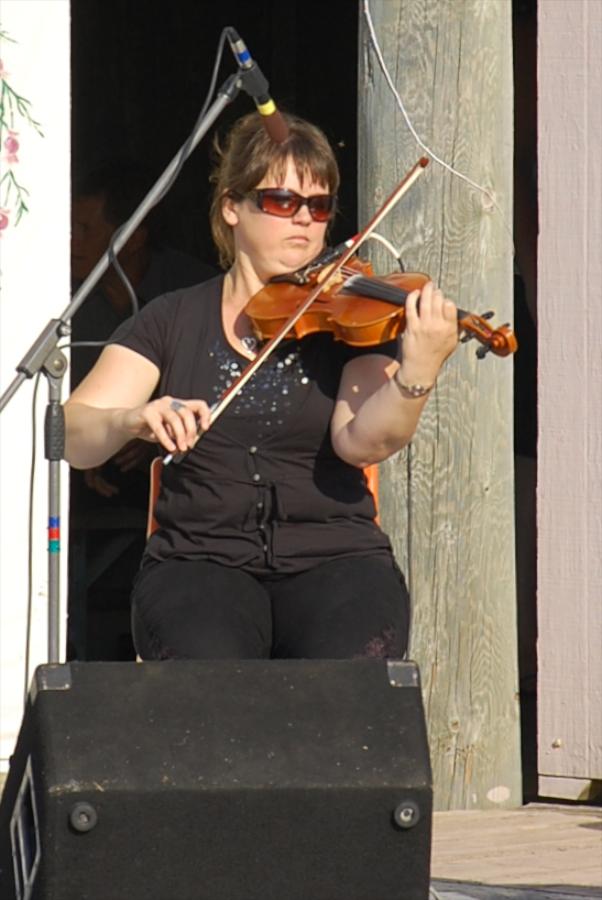 [dsc_5956.jpg] Lucy MacNeil on fiddle