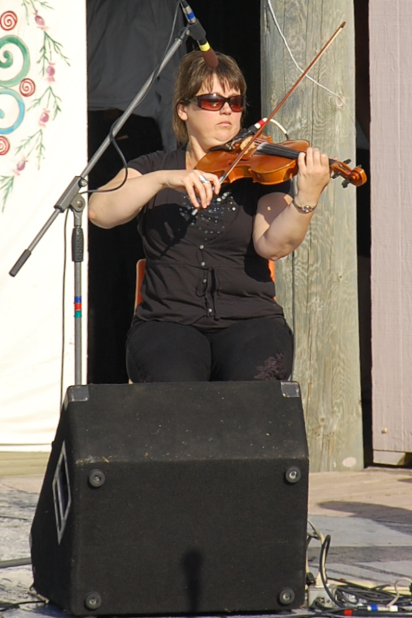 [dsc_5957.jpg] Lucy MacNeil on fiddle