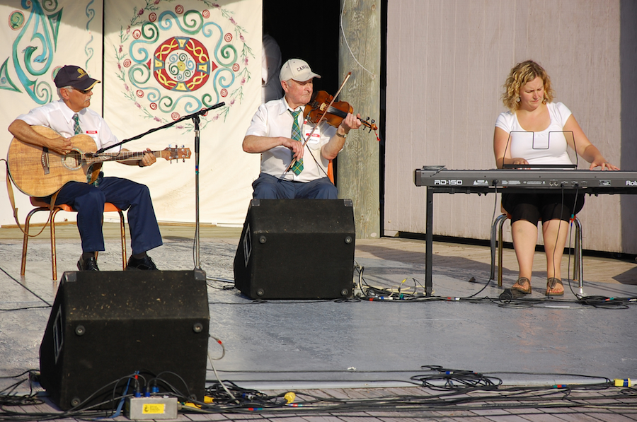 [dsc_5969.jpg] Éphrem Bourgeois on fiddle accompanied by Leanne Aucoin on keyboards and Denis Larade on guitar