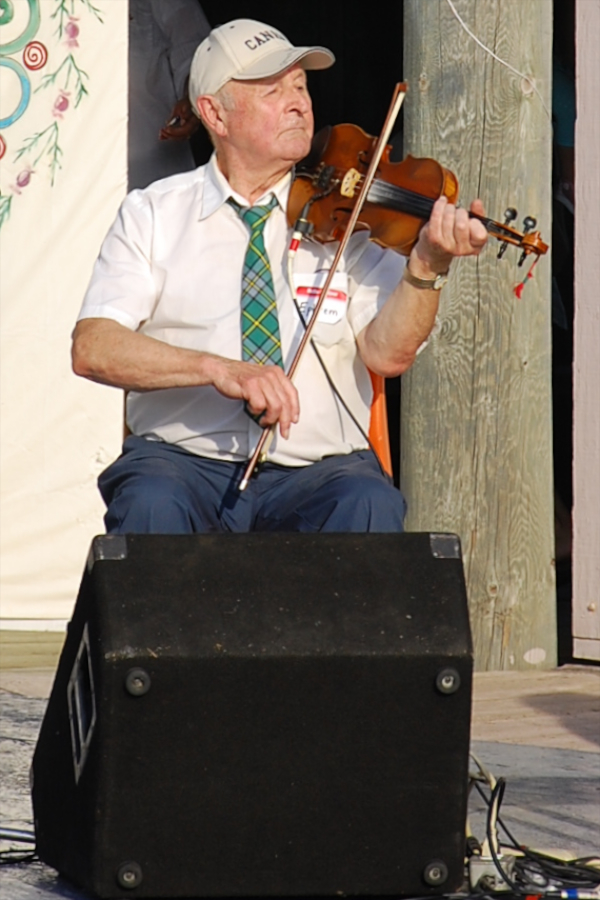 [dsc_5974.jpg] Éphrem Bourgeois on fiddle