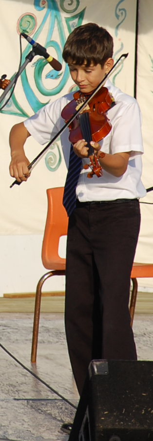 [dsc_5981b.jpg] Olivier Broussard on fiddle