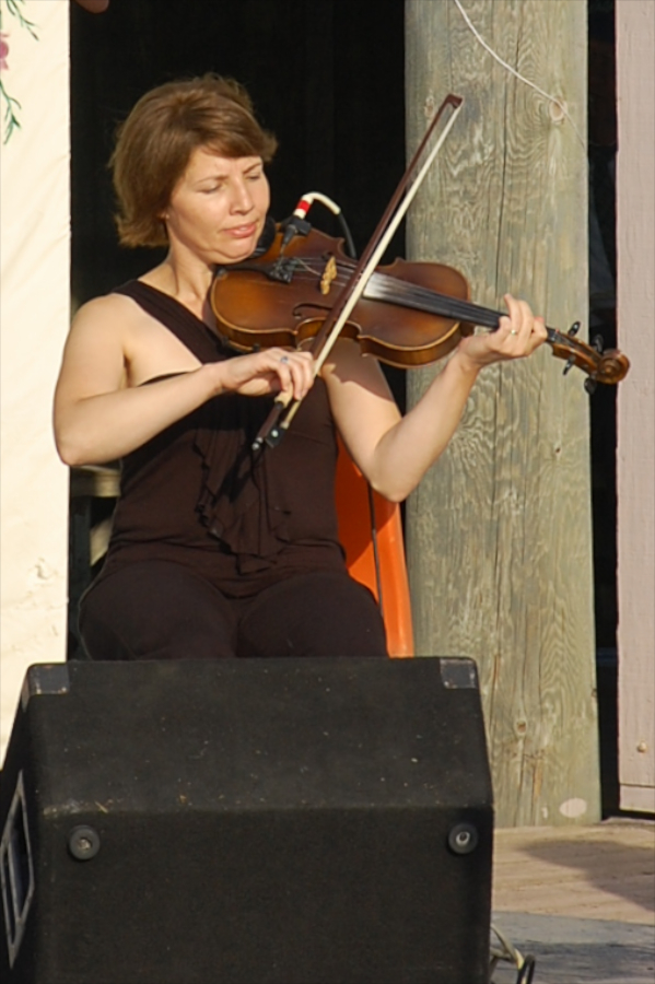 [dsc_5989.jpg] Melody Cameron on fiddle
