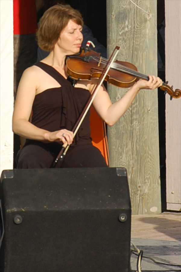 [dsc_5999.jpg] Melody Cameron on fiddle