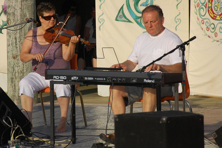 [dsc_6009.jpg] Brenda Stubbert on fiddle accompanied by Sheumas MacNeil on keyboards