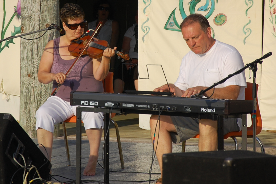 [dsc_6010.jpg] Brenda Stubbert on fiddle accompanied by Sheumas MacNeil on keyboards