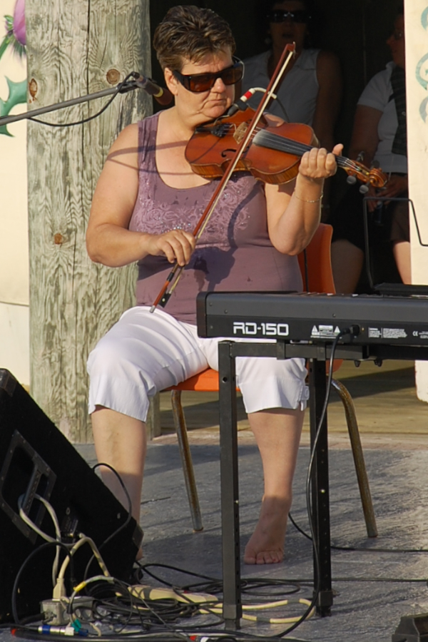 [dsc_6011.jpg] Brenda Stubbert on fiddle