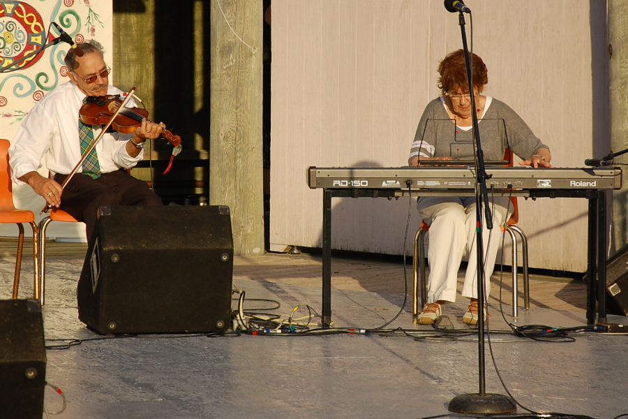 [dsc_6032.jpg] Larry Roach on fiddle accompanied by Janet Cameron on keyboards