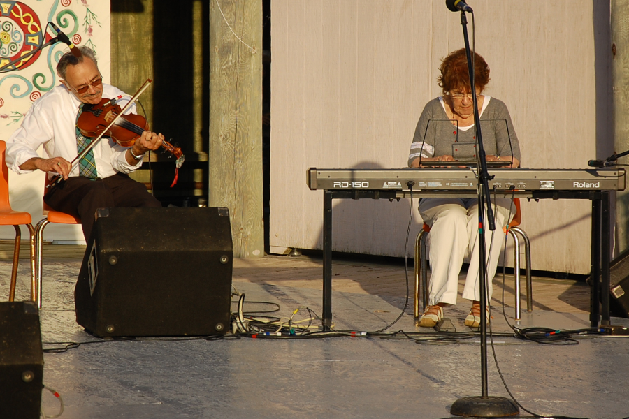 [dsc_6033.jpg] Larry Roach on fiddle accompanied by Janet Cameron on keyboards