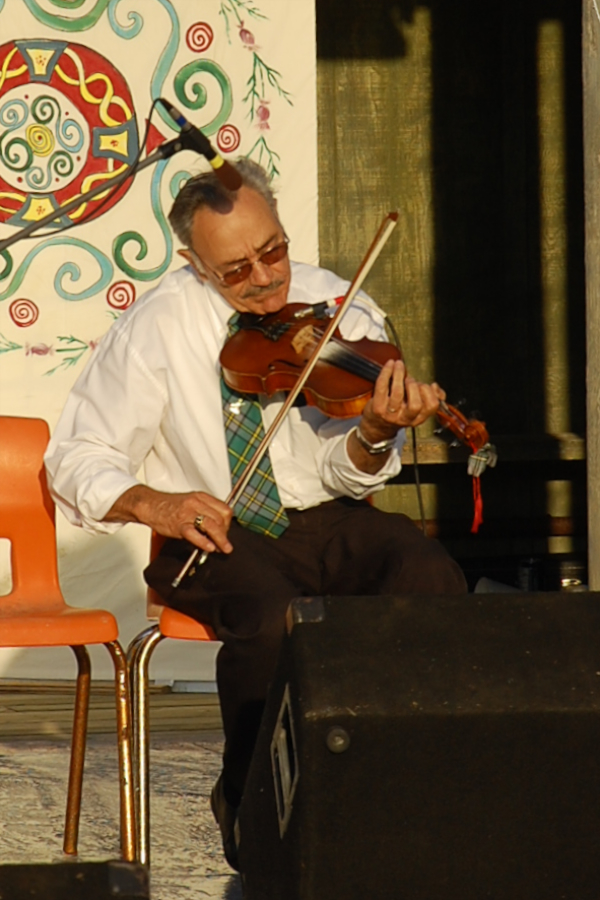 [dsc_6035.jpg] Larry Roach on fiddle
