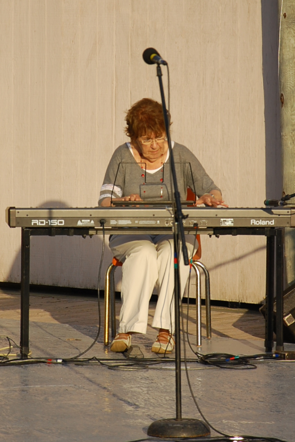 [dsc_6036.jpg] Janet Cameron on keyboards