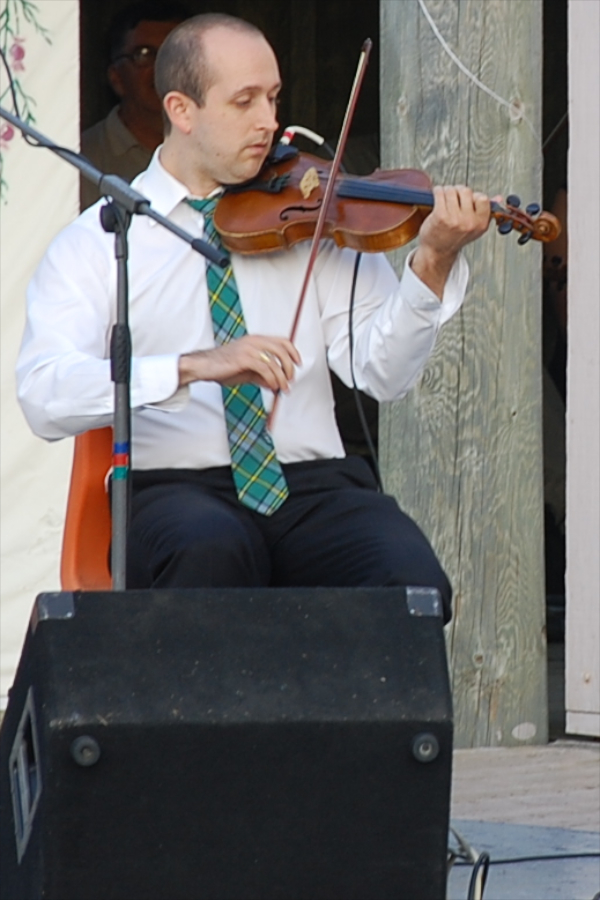 [dsc_6063.jpg] Brad Reed on fiddle