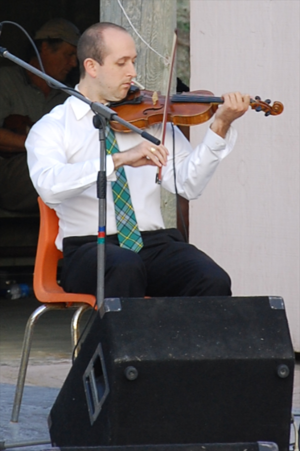 [dsc_6069.jpg] Brad Reed on fiddle
