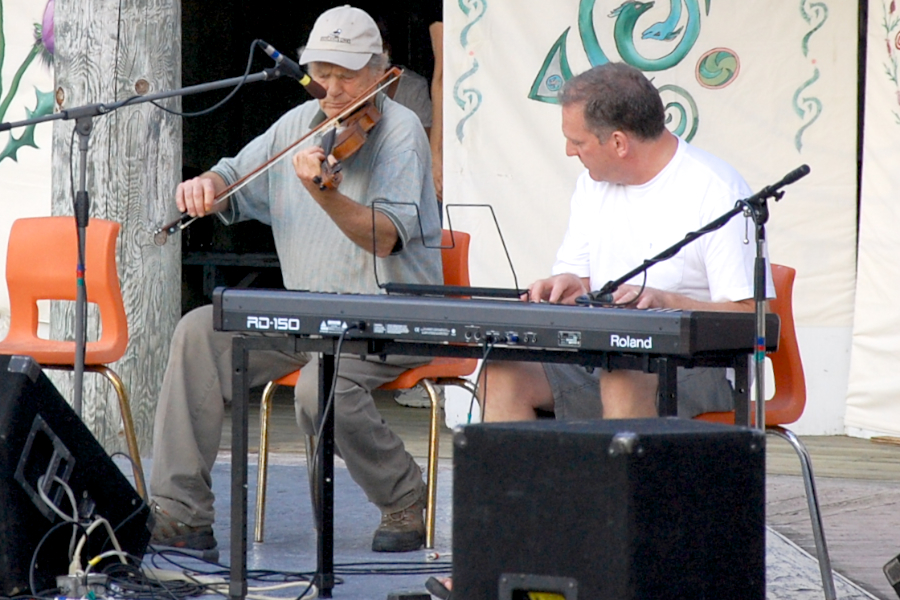 [dsc_6074.jpg] David Papazian on fiddle accompanied by Sheumas MacNeil on keyboards