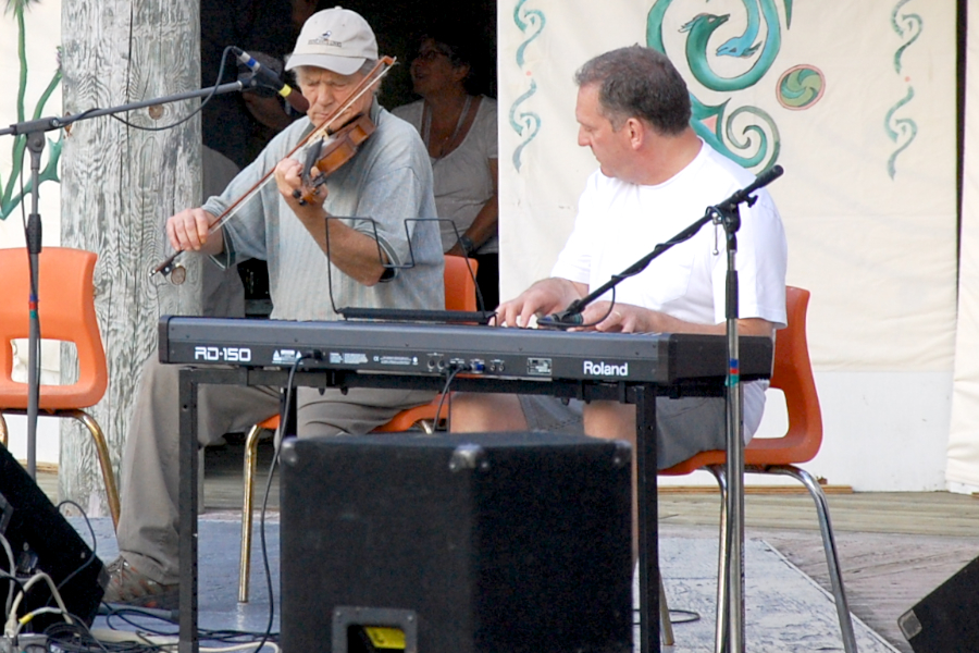 [dsc_6075.jpg] David Papazian on fiddle accompanied by Sheumas MacNeil on keyboards