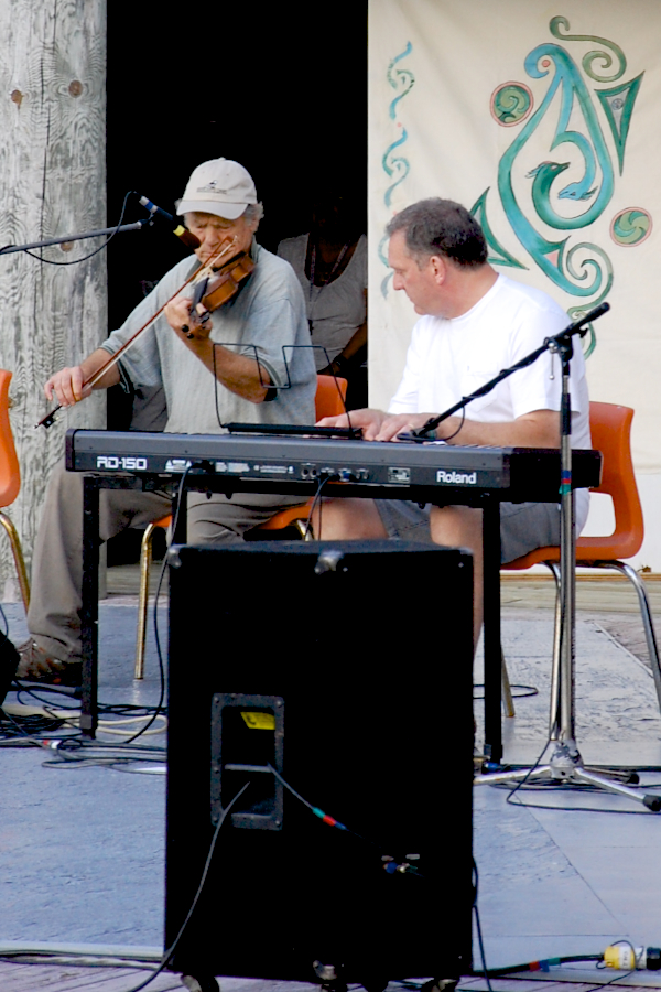 [dsc_6077.jpg] David Papazian on fiddle accompanied by Sheumas MacNeil on keyboards