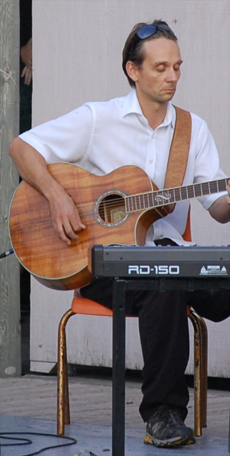 [dsc_6084b.jpg] Jesse Lewis on guitar