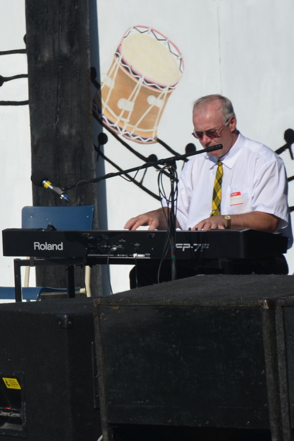 Ian MacLeod on keyboard