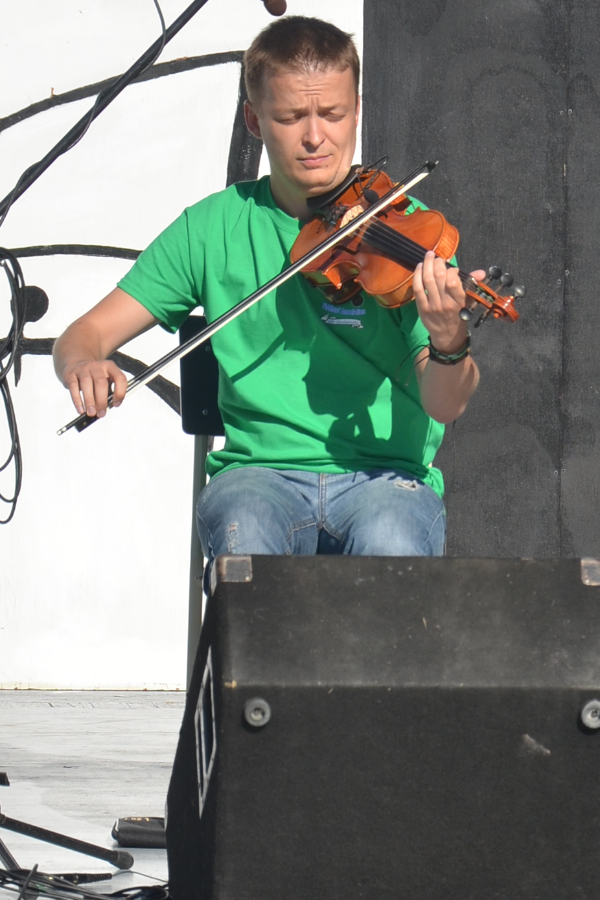 Kirill Raskolenko on fiddle