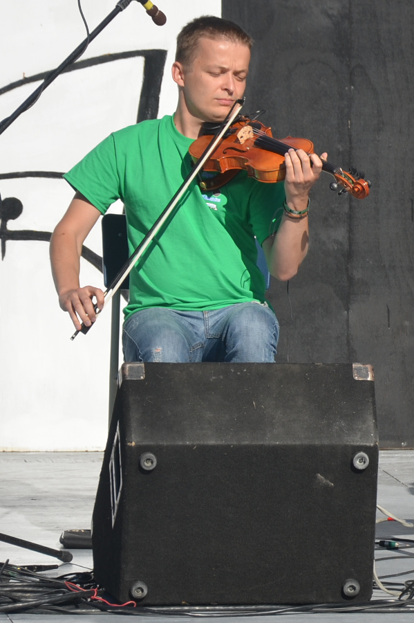 Kirill Raskolenko on fiddle