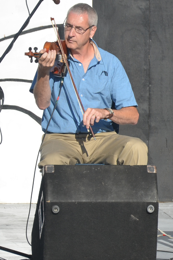 Kinnon Beaton on fiddle