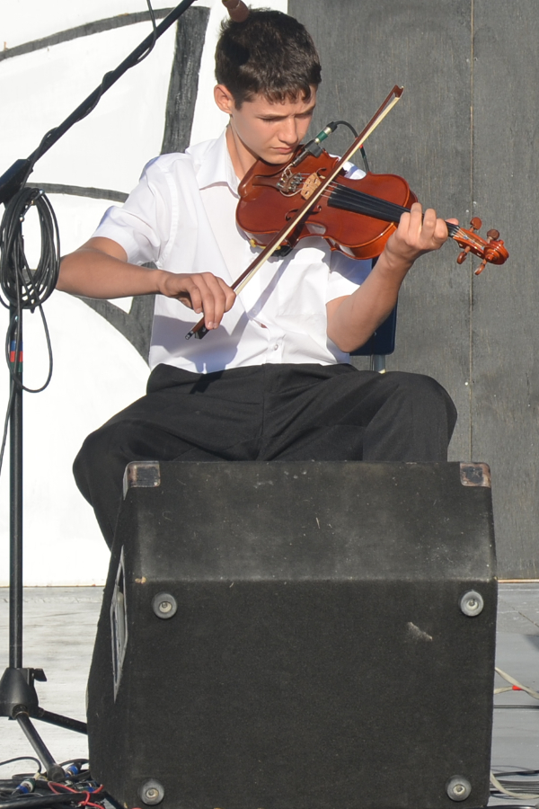 Olivier Broussard on fiddle